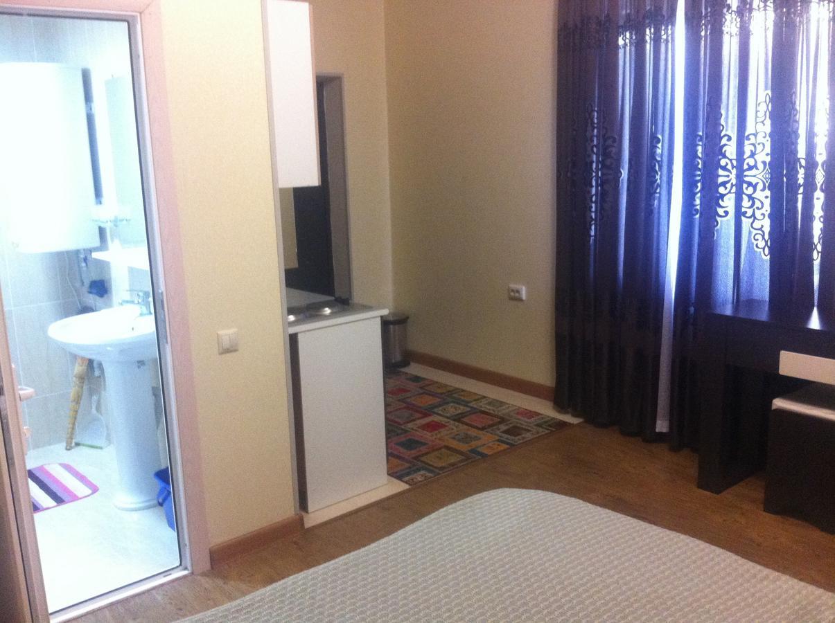 Vacation Home On Krasnomayakskaya 36 Szuhumi Kültér fotó